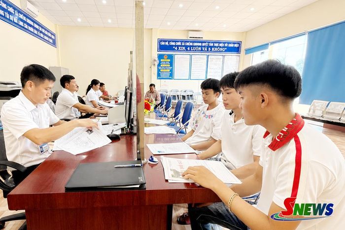 Công dân làm thủ tục hành chính tại Trung tâm Phục vụ hành chính công xã Chiềng Khoong.