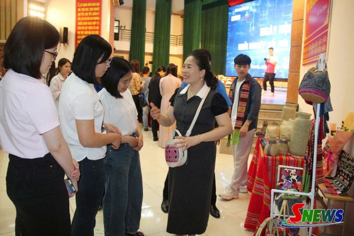 Chị Điêu Thị Nhất, xã Quỳnh Nhai giới thiệu sản phẩm quà tặng du lịch tại một sự kiện của Trường Đại học Tây Bắc.