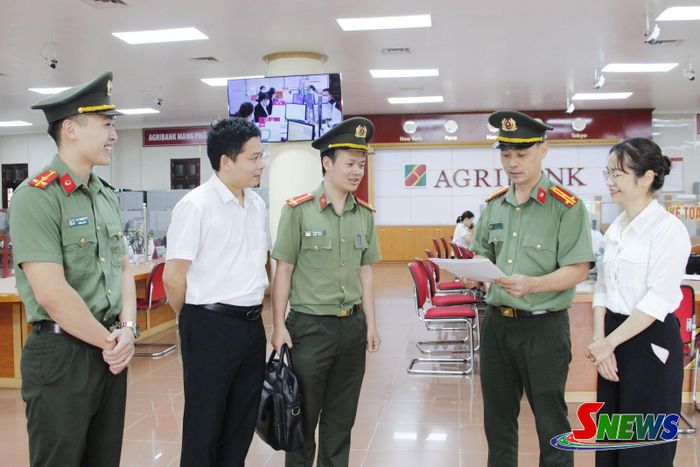 Cán bộ Phòng An ninh kinh tế kiểm tra công tác bảo đảm ANTT tại Agribank Chi nhánh Sơn La.
