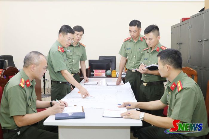 Cán bộ Phòng An ninh kinh tế trao đổi nghiệp vụ.