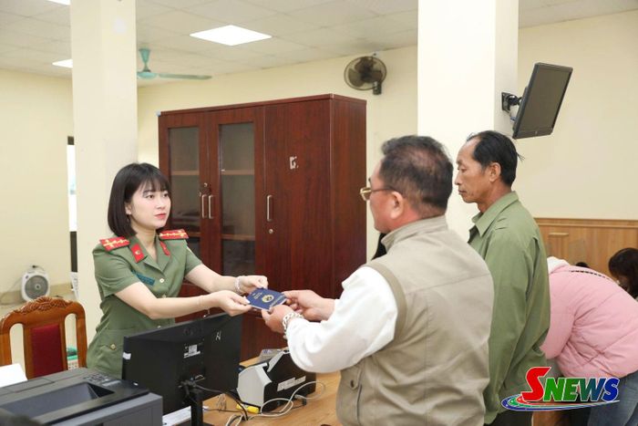 Cán bộ, chiến sĩ phòng Quản lý xuất nhập cảnh, Công an tỉnh giải quyết TTHC cho công dân.