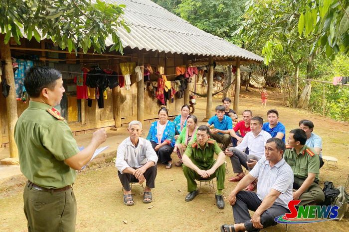 Lực lượng An ninh nội địa tuyên truyền pháp luật cho nhân dân.