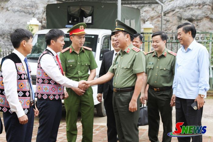 Đồng chí Thượng tướng Trần Quốc Tỏ, Ủy viên Ban Chấp hành Trung ương Đảng, Thứ trưởng Bộ Công an thăm, làm việc tại huyện Vân Hồ, năm 2024.