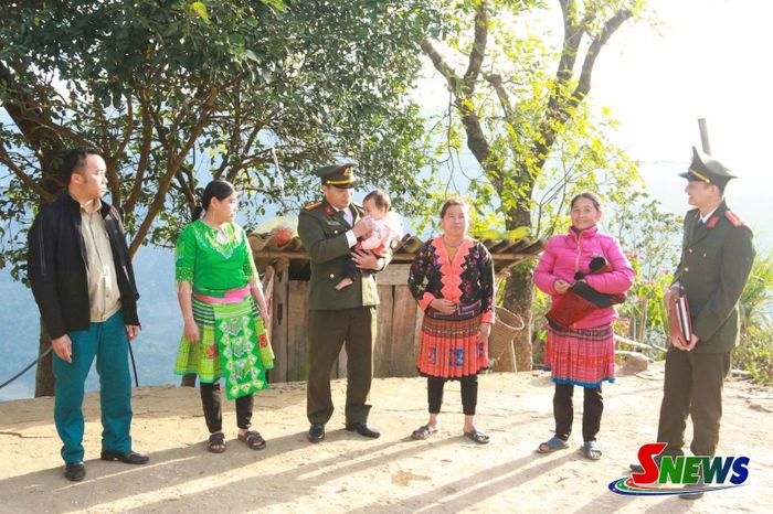 Lực lượng an ninh nhân dân tuyên truyền tại cơ sở.