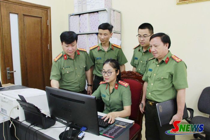 Cán bộ, chiến sĩ phòng An ninh nội địa trao đổi nghiệp vụ.