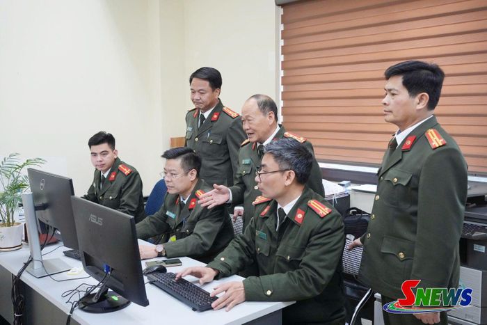 Cán bộ, chiến sĩ lực lượng an ninh nhân dân trao đổi nghiệp vụ.