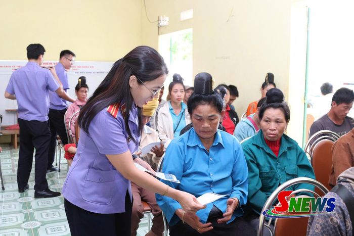 Đoàn viên Viện Kiểm sát nhân dân tỉnh tuyên truyền pháp luật cho nhân dân.