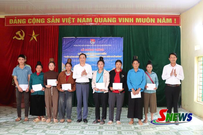 Lãnh đạo Trường Đại học Tây Bắc tặng quà cho các hộ nghèo.