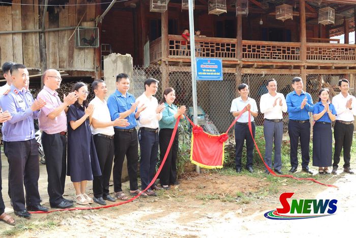 Khánh thành công trình “Thắp sáng bản làng – Tuyến đường thanh niên Khối Đảng" tại bản Pon Chằm.