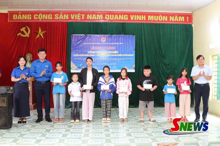 Lãnh đạo Đảng ủy Các cơ quan Đảng tỉnh, Tỉnh đoàn và Đoàn Khối tặng quà cho trẻ em có hoàn cảnh khó khăn.