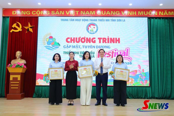 Các cá nhân có thành tích xuất sắc nhận Bằng khen của Tỉnh đoàn.