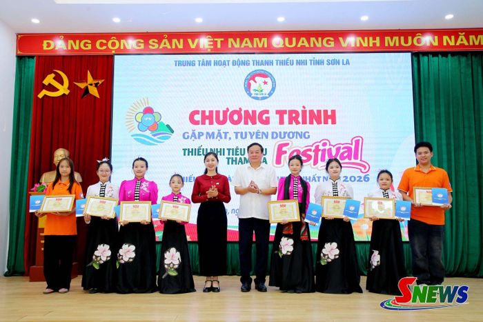 Tặng giấy khen của Hội đồng Đội tỉnh cho các cá nhân có thành tích xuất sắc.