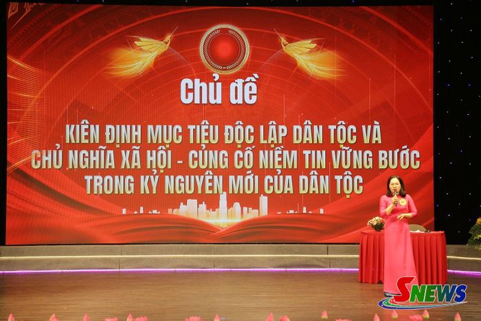 Thí sinh Cao Lệ Quyên, Chi bộ Các cơ quan Đảng, Đảng bộ xã Sông Mã tham gia phần thi thuyết trình.