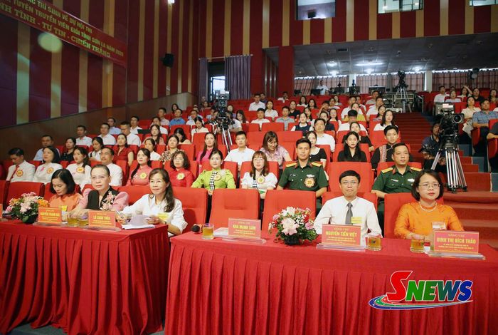 Các đại biểu dự khai mạc hội thi.