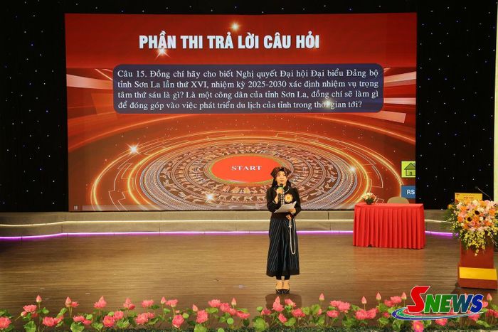 Thí sinh Lừ Thị Hương, Chi bộ Các cơ quan Đảng, Đảng bộ xã Lóng Phiêng tham gia phần thi trả lời câu hỏi.
