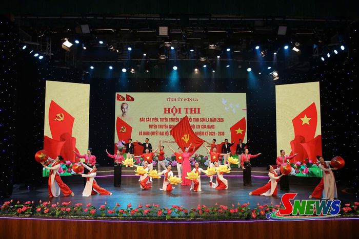 Tiết mục văn nghệ chào mừng khai mạc Hội thi báo cáo viên, tuyên truyền viên giỏi tỉnh Sơn La năm 2026.