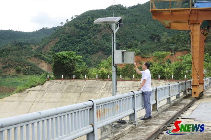 Thiết bị quan trắc tự động tại hồ thủy lợi Chiềng Dong giúp theo dõi, giám sát an toàn công trình và hỗ trợ công tác chỉ đạo, điều hành phòng, chống thiên tai.