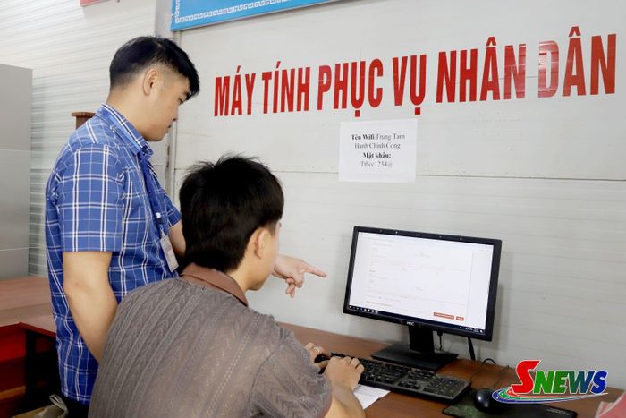 Cán bộ Trung tâm Phục vụ hành chính công xã Muổi Nọi hướng dẫn người dân tra cứu thủ tục hành chính.