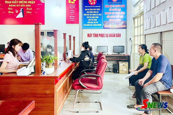 Trung tâm Phục vụ hành chính công xã Muổi Nọi giải quyết thủ tục hành chính cho nhân dân.