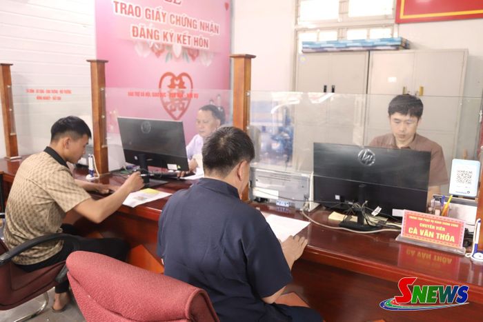 Cán bộ Trung tâm Phục vụ hành chính công xã Muổi Nọi giải quyết thủ tục hành chính cho người dân.