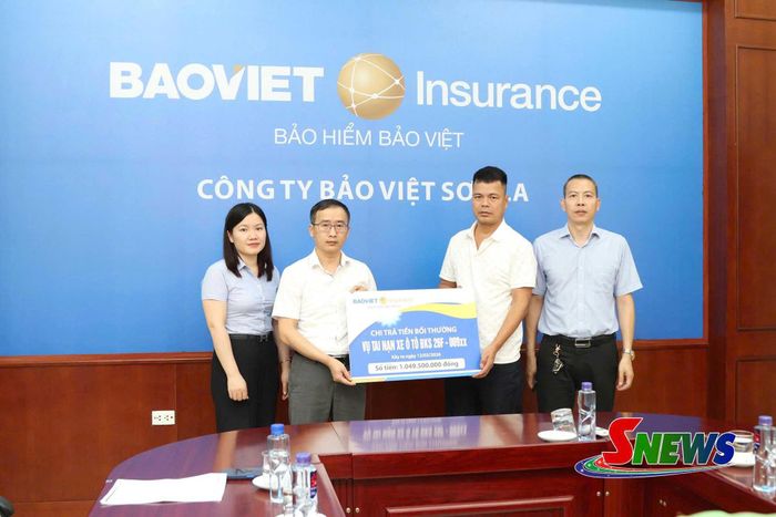 Công ty Bảo Việt Sơn La thực hiện chi trả quyền lợi cho khách hàng.