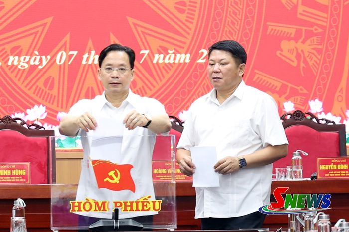 Các đại biểu bỏ phiếu giới thiệu nhân sự chỉ định tham gia Ban Chấp hành Đảng bộ tỉnh khóa XVI và bỏ phiếu bầu Ủy viên Ủy ban Kiểm tra Tỉnh ủy khóa XVI, nhiệm kỳ 2025 - 2030.