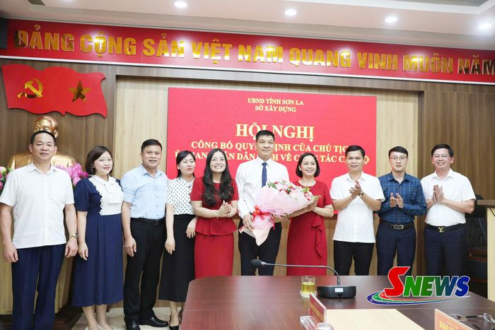 Tập thể Ban Thường vụ Đảng ủy phường Thảo Nguyên tặng hoa chúc mừng đồng chí Nguyễn Thành Văn.