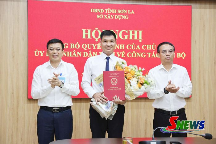 Lãnh đạo UBND tỉnh, Sở Xây dựng trao quyết định và tặng hoa chúc mừng đồng chí Nguyễn Thành Văn.