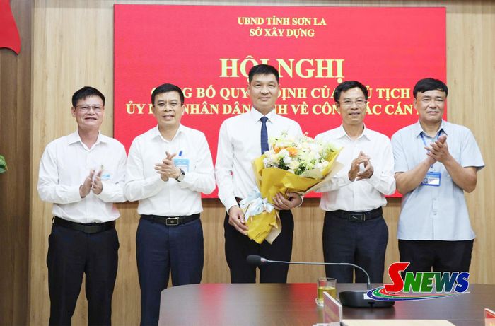 Tập thể lãnh đạo Sở Xây dựng tặng hoa chúc mừng đồng chí Nguyễn Thành Văn.