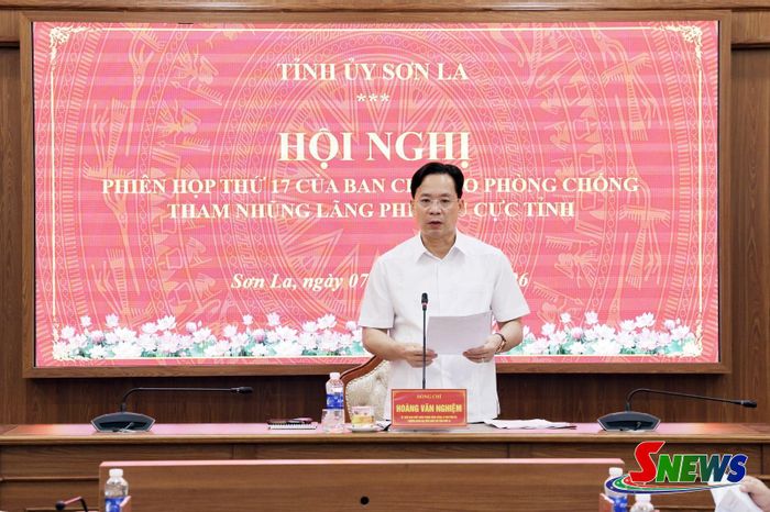Đồng chí Bí thư Tỉnh ủy phát biểu tại phiên họp.
