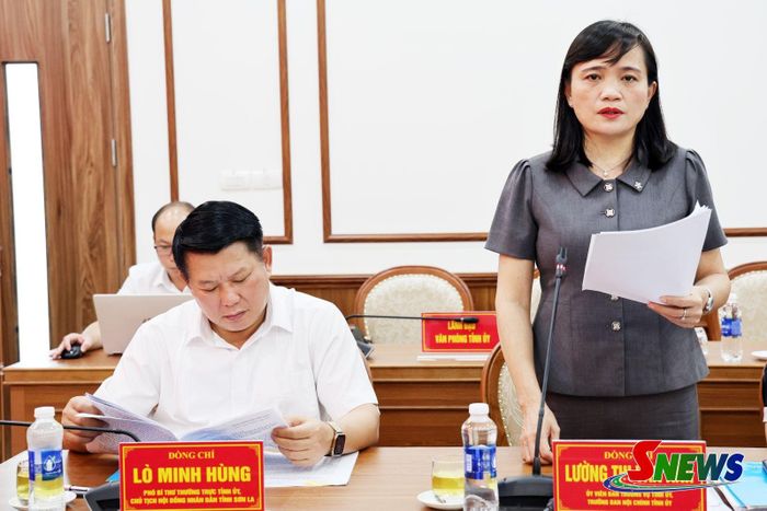 Đồng chí Trưởng ban Nội chính Tỉnh ủy báo cáo tại phiên họp.