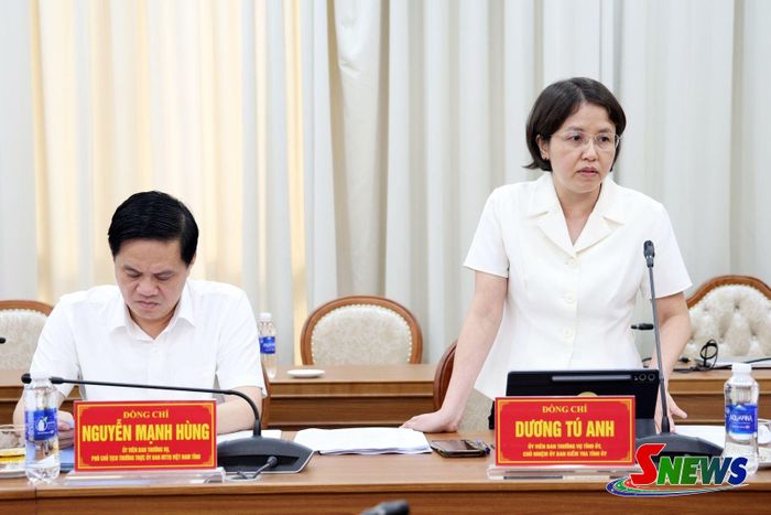 Đồng chí Chủ nhiệm Ủy ban Kiểm tra Tỉnh ủy báo cáo tại phiên họp.