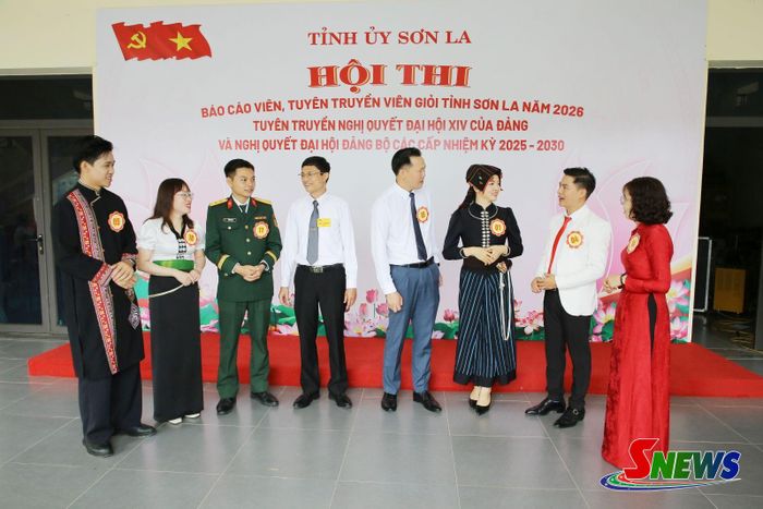 Ban tổ chức hội thi trao đổi với các thí sinh tham gia hội thi.