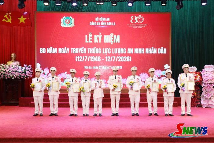 Lãnh đạo Công an tỉnh trao giải thưởng Cuộc thi viết các cá nhân đoạt giải.