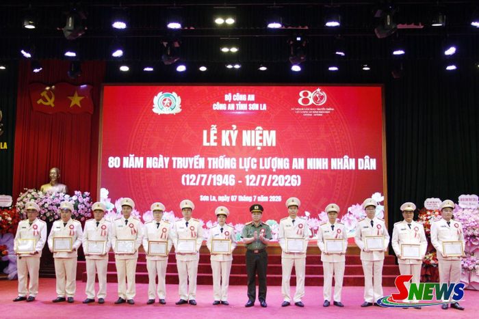 Đồng chí Phó Giám đốc Công an tỉnh tặng giấy khen cho các cá nhân.
