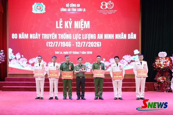 Lãnh đạo Công an tỉnh trao kinh phí hỗ trợ cán bộ, chiến sĩ có hoàn cảnh khó khăn.