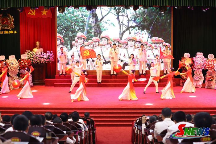 Văn nghệ chào mừng lễ kỷ niệm.