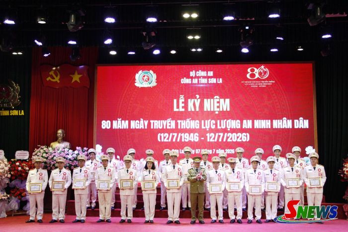 Đồng chí Giám đốc Công an tỉnh Hủa Phăn trao giấy khen cho các tập thể, cá nhân.