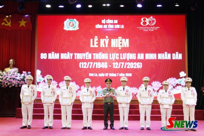 Đồng chí Giám đốc Công an tỉnh tặng giấy khen cho các tập thể, cá nhân.