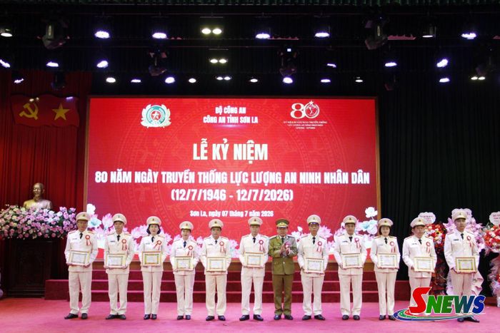 Đồng chí Giám đốc Công an tỉnh Hủa Phăn chuyển trao bằng khen Chủ tịch UBND tỉnh Hủa Phăn các tập thể, cá nhân.