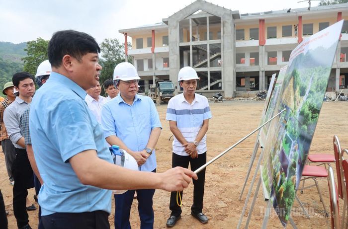 Đại diện Ban Quản lý dự án đầu tư xây dựng công trình tỉnh giới thiệu tổng quan tiến độ thi công dự án.