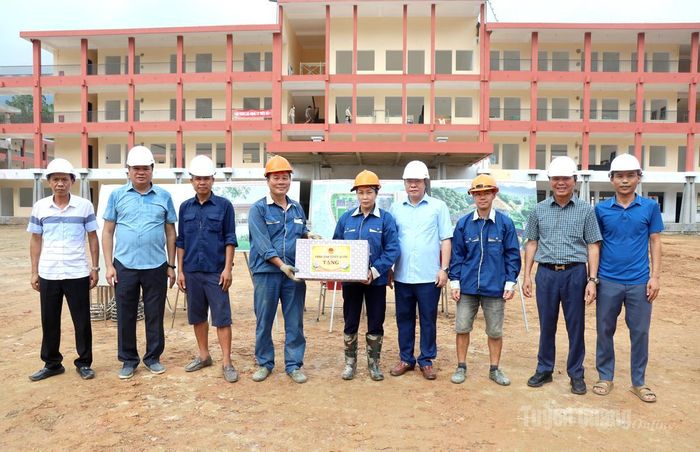 Đồng chí Hoàng Gia Long, Ủy viên Ban Thường vụ Tỉnh ủy, Phó Chủ tịch UBND tỉnh tặng quà, động viên các tổ đội thi công tại công trường.