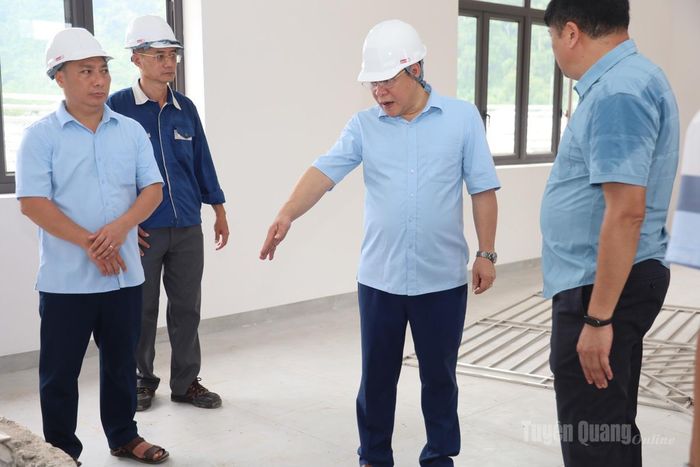 Phó Chủ tịch UBND tỉnh Hoàng Gia Long kiểm tra và chỉ đạo nhà thầu thi công phòng lớp học đảm bảo đúng yêu cầu kỹ thuật và chất lượng, mỹ quan.