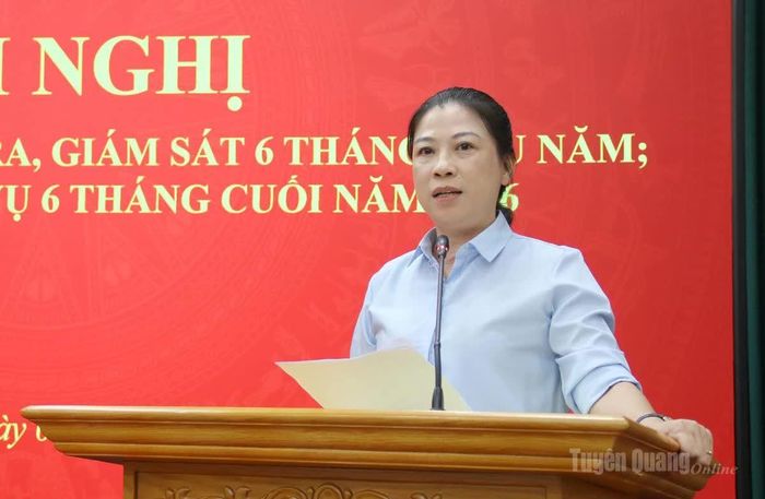Đồng chí Lê Thị Kim Dung, Phó Bí thư Thường trực Tỉnh ủy, Trưởng Đoàn đại biểu Quốc hội khóa XVI tỉnh Tuyên Quang phát biểu chỉ đạo tại Hội nghị.