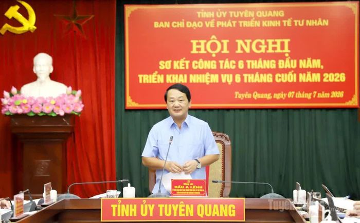 Bí thư Tỉnh ủy Hầu A Lềnh phát biểu tại hội nghị.