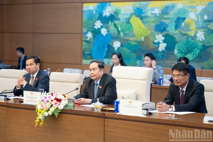Chủ tịch Quốc hội Trần Thanh Mẫn và các đại biểu Việt Nam tại cuộc tiếp.