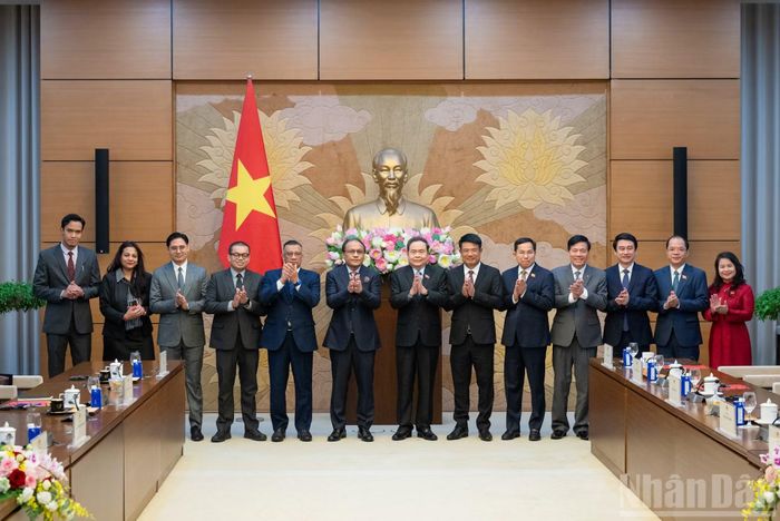 Chủ tịch Quốc hội Trần Thanh Mẫn với các đại biểu.