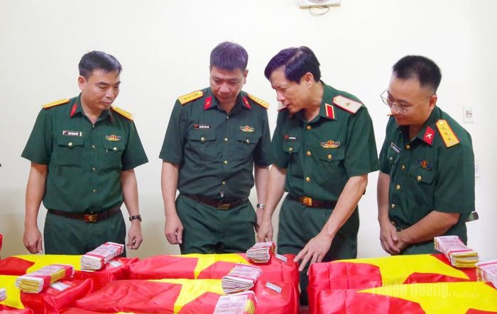 Đoàn công tác kiểm tra công tác bảo quản hài cốt liệt sĩ tại Nhà quàn Đội Tìm kiếm, quy tập hài cốt liệt sĩ.
