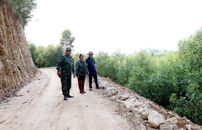 Ông Phạm Ngọc Tân (ngoài cùng bên trái) tự nguyện hiến hơn 200m2 đất làm đường giao thông.