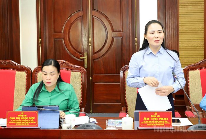 Chủ tịch Hội LHPN tỉnh Âu Thị Mai thảo luận tại hội nghị.